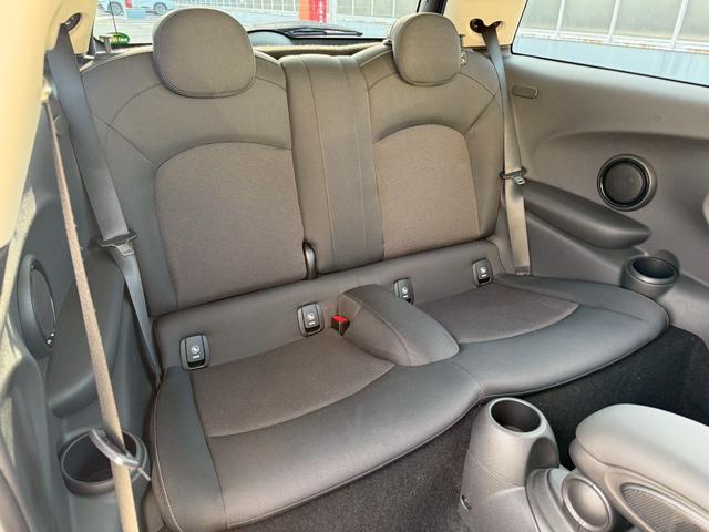 ＭＩＮＩ クーパー　６速ＡＴ／青白ツートン／メーカーナビ／Ｂｌｕｅｔｏｏｔｈ／純正１７インチＡＷ（8枚目）