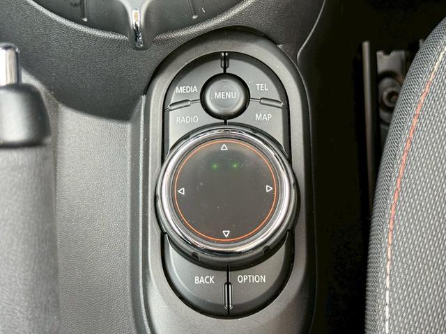 ＭＩＮＩ クーパー　６速ＡＴ／青白ツートン／メーカーナビ／Ｂｌｕｅｔｏｏｔｈ／純正１７インチＡＷ（13枚目）