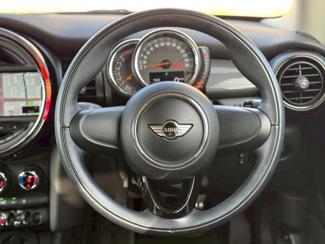 ＭＩＮＩ クーパー　６速ＡＴ／青白ツートン／メーカーナビ／Ｂｌｕｅｔｏｏｔｈ／純正１７インチＡＷ（14枚目）