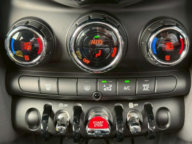 ＭＩＮＩ クーパー　６速ＡＴ／青白ツートン／メーカーナビ／Ｂｌｕｅｔｏｏｔｈ／純正１７インチＡＷ（20枚目）