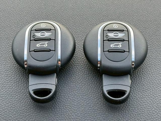 ＭＩＮＩ クーパー　６速ＡＴ／青白ツートン／メーカーナビ／Ｂｌｕｅｔｏｏｔｈ／純正１７インチＡＷ（25枚目）