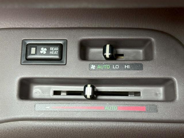 ハイエースワゴン スーパーカスタムリミテッド　ディーゼル／ターボ／７人乗／サンルーフ／ドラレコ／ＳＤナビ／ＴＶ／バックモニター／純正１５インチＡＷ／３ムーンルーフ／ウッドコンビハンドル／運転席パワーシート／ＥＴＣ／ユーザー買取車／保証書（27枚目）