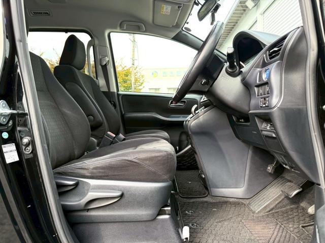 ヴォクシー ハイブリッドV 純正9インチデカナビ/Bluetooth/フルセグTV/バックモニター/ALPINEフリップダウンモニター/両側電動スライドドア/ドラレコ/シートヒーター/置くだけ充電/LEDヘッドライト/ETC(6枚目)
