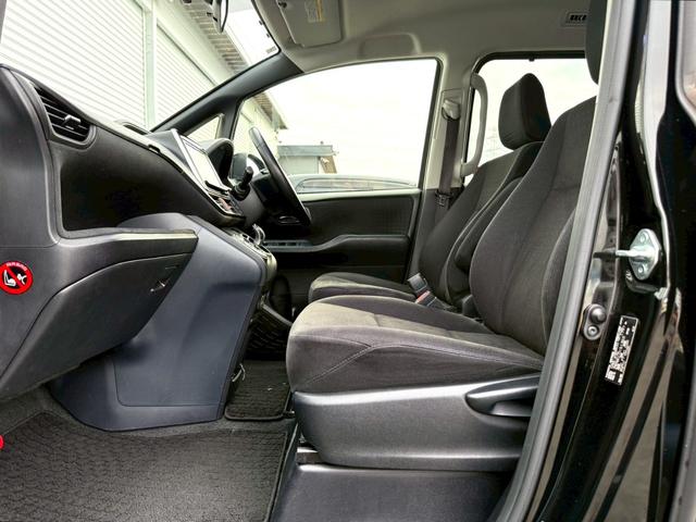 ヴォクシー ハイブリッドV 純正9インチデカナビ/Bluetooth/フルセグTV/バックモニター/ALPINEフリップダウンモニター/両側電動スライドドア/ドラレコ/シートヒーター/置くだけ充電/LEDヘッドライト/ETC(7枚目)