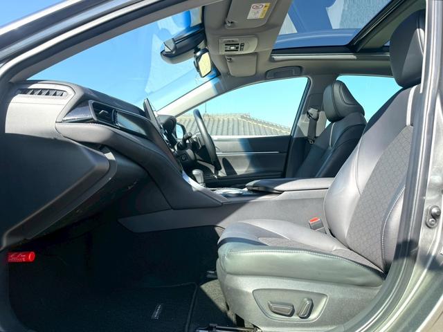 カムリ ＷＳレザーパッケージ　サンルーフ／パノラミックビューモニター／ブラインドスポットモニター／ヘッドアップディスプレイ／セーフティセンス／純正１６インチＡＷ／純正９インチディスプレイオーディオ＋ナビシートヒーター／プリクラ（6枚目）