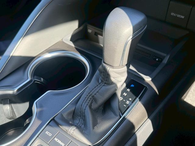 カムリ ＷＳレザーパッケージ　サンルーフ／パノラミックビューモニター／ブラインドスポットモニター／ヘッドアップディスプレイ／セーフティセンス／純正１６インチＡＷ／純正９インチディスプレイオーディオ＋ナビシートヒーター／プリクラ（21枚目）