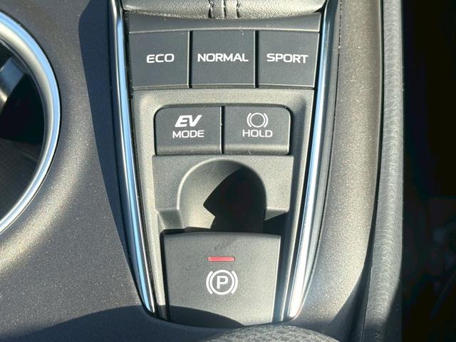 カムリ ＷＳレザーパッケージ　サンルーフ／パノラミックビューモニター／ブラインドスポットモニター／ヘッドアップディスプレイ／セーフティセンス／純正１６インチＡＷ／純正９インチディスプレイオーディオ＋ナビシートヒーター／プリクラ（22枚目）