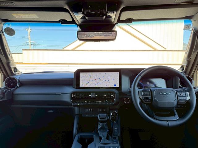 ランドクルーザー２５０ ＺＸ　ＭＯＤＥＬＬＩＳＴＡ／サンルーフ／オーバーフェンダー／フェンダー・バックドアガーニッシュ／リヤバンパーステップガード／リヤスポイラー／純正１２．３インチナビ／パノラマモニター／ＨＵＤ／ＢＳＭ（5枚目）