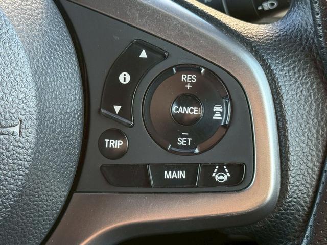 アクセルを踏まなくても設定した速度で走行可能なオートクルーズコントロールを装備しています！ロングドライブでも運転が楽になります。ブレーキやシフト操作でも解除可能です！