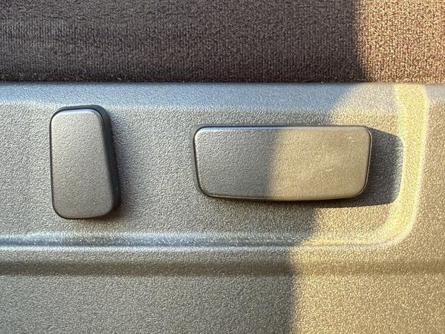 デリカＤ：５ Ｐ　純正１０インチナビ／純正１２インチフリップダウンモニター／電動ステップ／全方位カメラ／ＨＤＭＩ／フルセグＴＶ／両側電動スライド／ＢＳＭ／パワーシート／ドラレコ／ＥＴＣ／ＬＥＤ／純正１９インチＡＷ（34枚目）