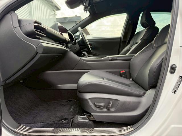 クラウンクロスオーバー Ｇアドバンスド・レザーパッケージ　ＭＯＤＥＬＬＩＳＴＡ／純正１２．３インチナビ／パノラミックビューモニター／ブラインドスポットモニター／セーフティセンス／クリアランスソナー／純正２１インチＡＷ／黒革／メモリー機能付パワーシート（7枚目）