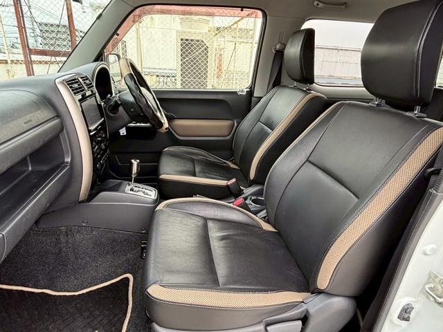 ジムニー ランドベンチャー　ＡＴ車／ターボ／パートタイム４ＷＤ／ナビ／Ｂｌｕｅｔｏｏｔｈ／フルセグＴＶ／バックモニター／純正１６インチＡＷ／シートヒーター／ミラーヒーター／ＥＴＣ／パワステ／パワーウィンドウ／エアコン（7枚目）