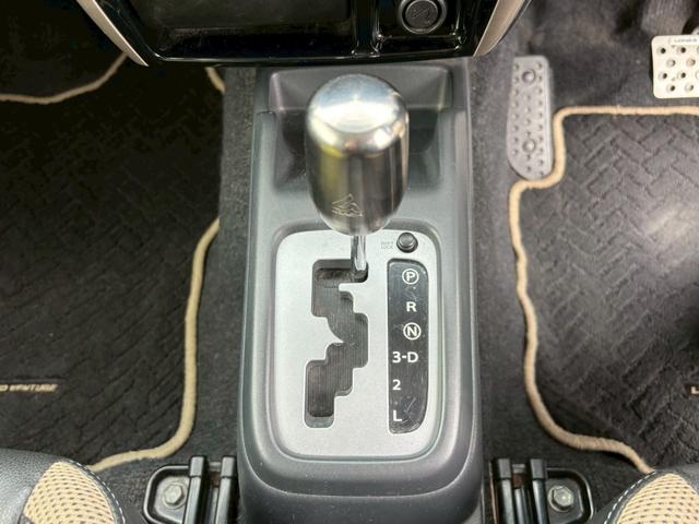 ジムニー ランドベンチャー　ＡＴ車／ターボ／パートタイム４ＷＤ／ナビ／Ｂｌｕｅｔｏｏｔｈ／フルセグＴＶ／バックモニター／純正１６インチＡＷ／シートヒーター／ミラーヒーター／ＥＴＣ／パワステ／パワーウィンドウ／エアコン（16枚目）