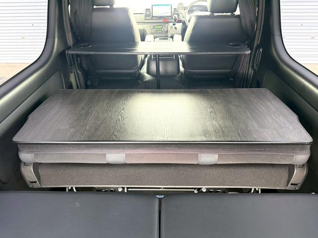 ハイエースバン スーパーGL ダークプライムII ディーゼル+4WD/両側電スラ/全方位カメラ/デジタルインナーミラー/UIビークルベッドキット+床フローリング施工/後部座席スライド加工/デルタフォース16インチアルミ+TOYOオープンカントリー(12枚目)