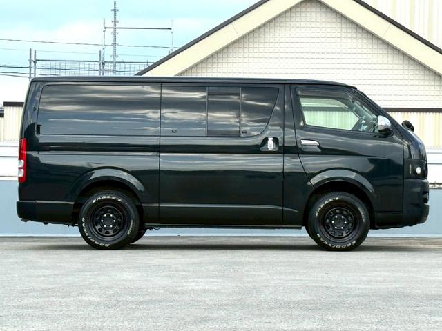 ハイエースバン ロングスーパーＧＬ　丸目ヘッドライト／ベットキット／ＴＯＹＯＴＡエンブレム／シートカバー（キャメル色）／ｃａｒｒｏｚｚｅｒｉａ１１．６インチフリップダウンモニター／社外１６インチアルミ／ＳＤナビ／Ｂｌｕｅｔｏｏｔｈ（2枚目）