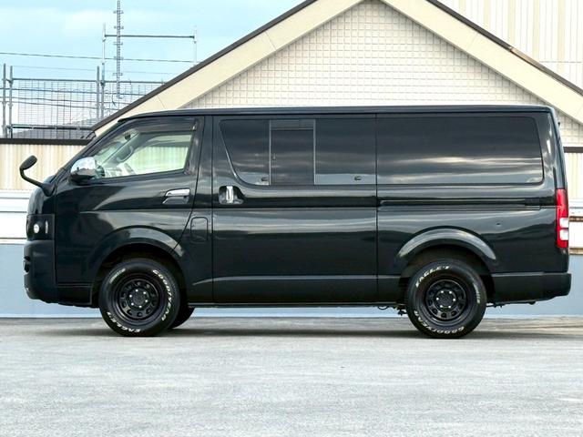 ハイエースバン ロングスーパーＧＬ　丸目ヘッドライト／ベットキット／ＴＯＹＯＴＡエンブレム／シートカバー（キャメル色）／ｃａｒｒｏｚｚｅｒｉａ１１．６インチフリップダウンモニター／社外１６インチアルミ／ＳＤナビ／Ｂｌｕｅｔｏｏｔｈ（3枚目）