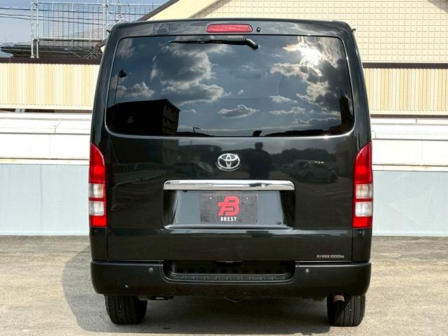 ハイエースバン ロングスーパーＧＬ　丸目ヘッドライト／ベットキット／ＴＯＹＯＴＡエンブレム／シートカバー（キャメル色）／ｃａｒｒｏｚｚｅｒｉａ１１．６インチフリップダウンモニター／社外１６インチアルミ／ＳＤナビ／Ｂｌｕｅｔｏｏｔｈ（4枚目）