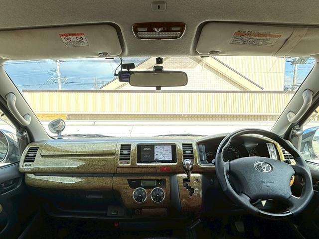 ハイエースバン ロングスーパーＧＬ　丸目ヘッドライト／ベットキット／ＴＯＹＯＴＡエンブレム／シートカバー（キャメル色）／ｃａｒｒｏｚｚｅｒｉａ１１．６インチフリップダウンモニター／社外１６インチアルミ／ＳＤナビ／Ｂｌｕｅｔｏｏｔｈ（5枚目）