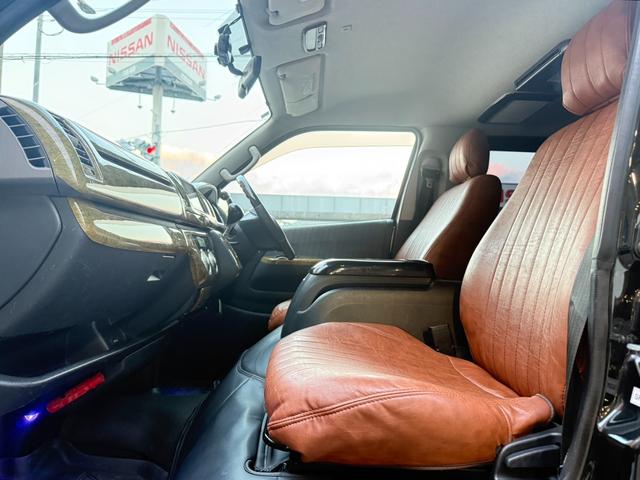 ハイエースバン ロングスーパーＧＬ　丸目ヘッドライト／ベットキット／ＴＯＹＯＴＡエンブレム／シートカバー（キャメル色）／ｃａｒｒｏｚｚｅｒｉａ１１．６インチフリップダウンモニター／社外１６インチアルミ／ＳＤナビ／Ｂｌｕｅｔｏｏｔｈ（7枚目）