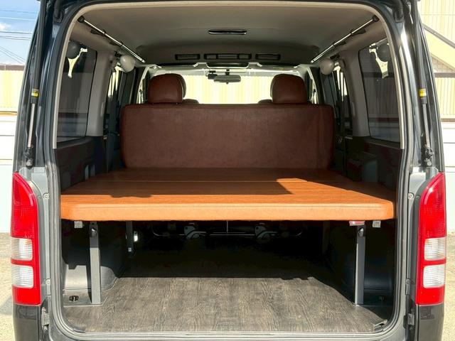 ハイエースバン ロングスーパーＧＬ　丸目ヘッドライト／ベットキット／ＴＯＹＯＴＡエンブレム／シートカバー（キャメル色）／ｃａｒｒｏｚｚｅｒｉａ１１．６インチフリップダウンモニター／社外１６インチアルミ／ＳＤナビ／Ｂｌｕｅｔｏｏｔｈ（10枚目）