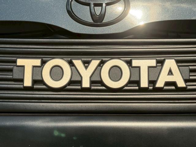 ハイエースバン ロングスーパーＧＬ　丸目ヘッドライト／ベットキット／ＴＯＹＯＴＡエンブレム／シートカバー（キャメル色）／ｃａｒｒｏｚｚｅｒｉａ１１．６インチフリップダウンモニター／社外１６インチアルミ／ＳＤナビ／Ｂｌｕｅｔｏｏｔｈ（28枚目）