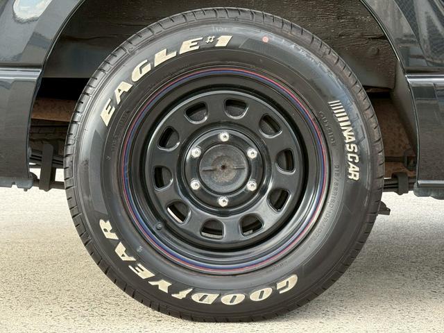 ハイエースバン ロングスーパーＧＬ　丸目ヘッドライト／ベットキット／ＴＯＹＯＴＡエンブレム／シートカバー（キャメル色）／ｃａｒｒｏｚｚｅｒｉａ１１．６インチフリップダウンモニター／社外１６インチアルミ／ＳＤナビ／Ｂｌｕｅｔｏｏｔｈ（30枚目）