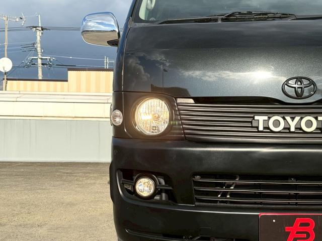 ハイエースバン ロングスーパーＧＬ　丸目ヘッドライト／ベットキット／ＴＯＹＯＴＡエンブレム／シートカバー（キャメル色）／ｃａｒｒｏｚｚｅｒｉａ１１．６インチフリップダウンモニター／社外１６インチアルミ／ＳＤナビ／Ｂｌｕｅｔｏｏｔｈ（31枚目）