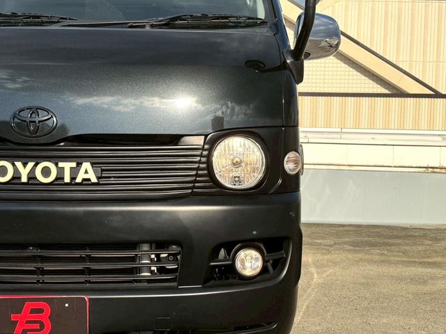 ハイエースバン ロングスーパーＧＬ　丸目ヘッドライト／ベットキット／ＴＯＹＯＴＡエンブレム／シートカバー（キャメル色）／ｃａｒｒｏｚｚｅｒｉａ１１．６インチフリップダウンモニター／社外１６インチアルミ／ＳＤナビ／Ｂｌｕｅｔｏｏｔｈ（32枚目）