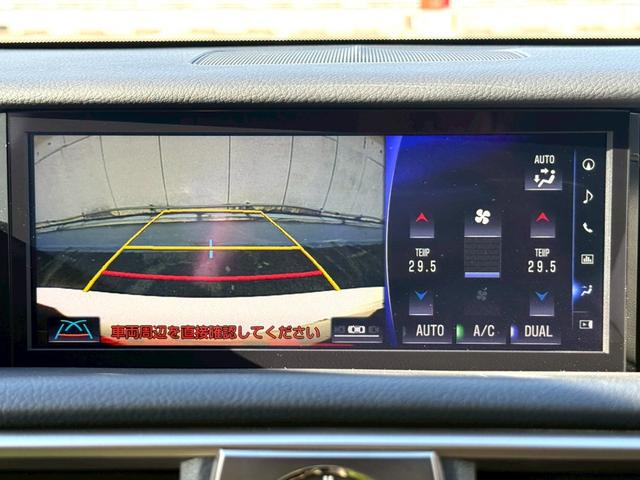 ギヤをリバースに入れると車両後方の映像を映し出し、バック時の後方視界をサポートするリヤビューカメラ！