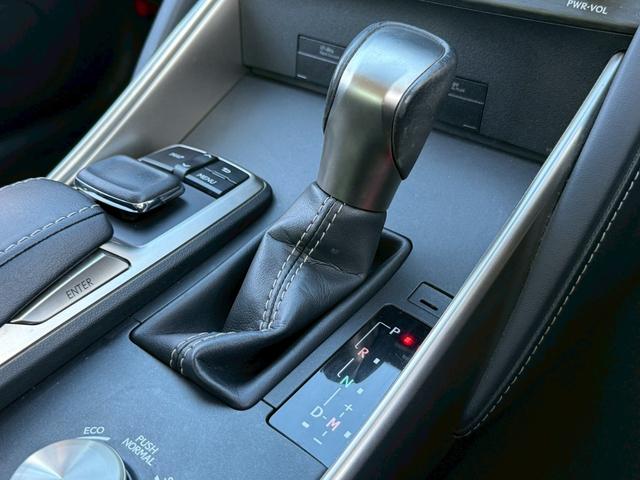 シフトレバー。ぜひ一度お客様の目で確認してください。
