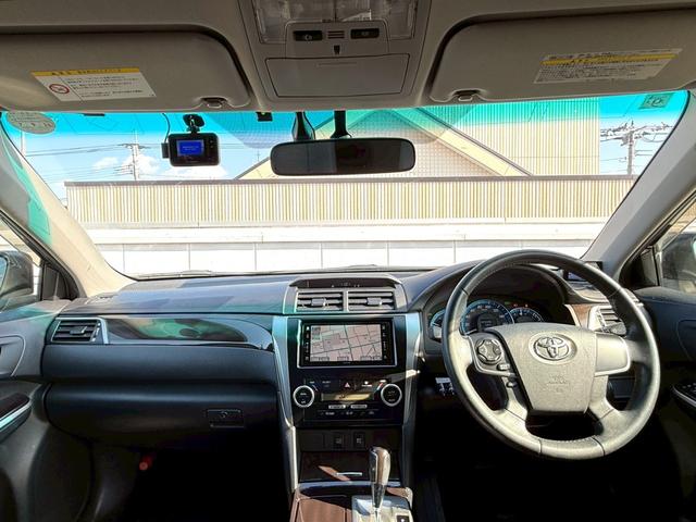 カムリ ハイブリッド　Ｇパッケージ　ＭＯＤＥＬＬＩＳＴＡ／純正ナビ／Ｂｌｕｅｔｏｏｔｈ／フルセグＴＶ／バックモニター／ドラレコ／ＨＩＤヘッドライト／ＥＴＣ／社外１９インチＡＷ／革巻ステアリング／ステアリングリモコン／運転席パワーシート（5枚目）