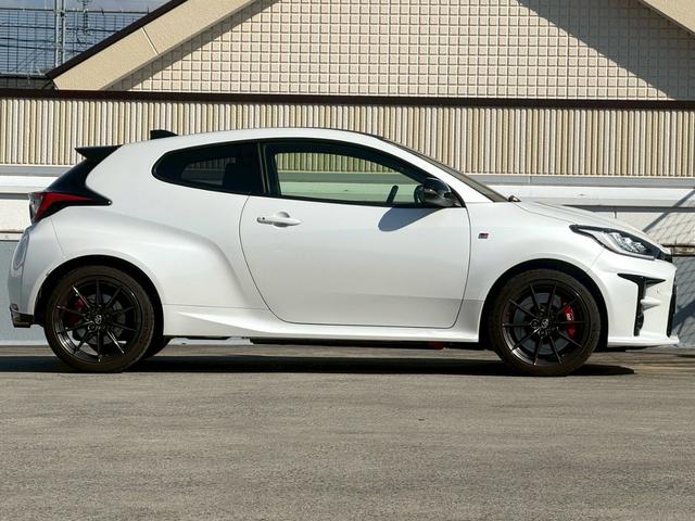 ＧＲヤリス ＲＺ　ハイパフォーマンス　純正８インチディスプレイオーディオ／Ｂｌｕｅｔｏｏｔｈ／バックモニター／ヘッドアップディスプレイ／ブラインドスポットモニター／純正１８インチＡＷ／４ＷＤ／セーフティセンス／ＧＲキャリパー（2枚目）