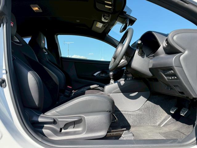 ＧＲヤリス ＲＺ　ハイパフォーマンス　純正８インチディスプレイオーディオ／Ｂｌｕｅｔｏｏｔｈ／バックモニター／ヘッドアップディスプレイ／ブラインドスポットモニター／純正１８インチＡＷ／４ＷＤ／セーフティセンス／ＧＲキャリパー（6枚目）