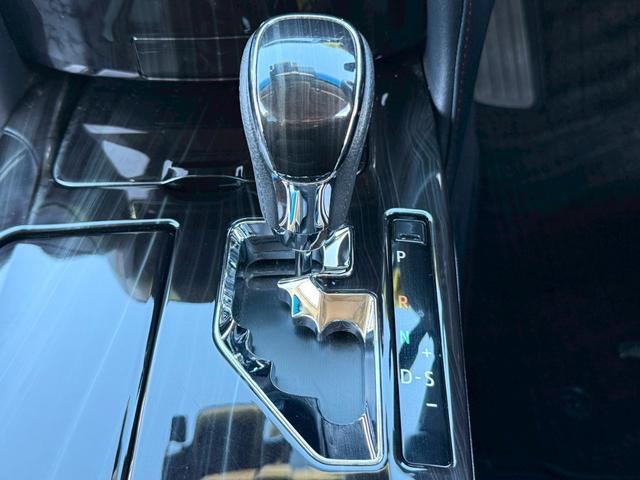 必ず使用するシフトレバー。確りと確認したいですね。