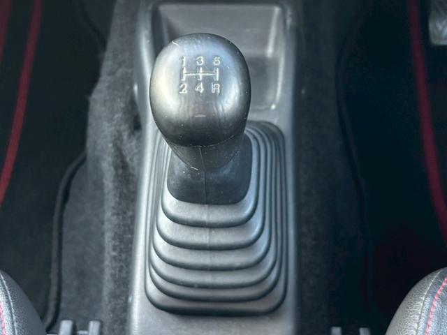 ジムニー ワイルドウインド　５速ＭＴ／パートタイム４ＷＤ／ルーフレール／背面タイヤ／シートヒーター／純正１６インチアルミ／ＣＤオーディオ／ミラーウィンカー／パワステ／パワーウィンドウ／エアコン／エアバック／革巻ステアリング（13枚目）