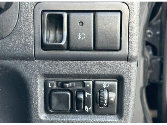 ジムニー ワイルドウインド　５速ＭＴ／パートタイム４ＷＤ／ルーフレール／背面タイヤ／シートヒーター／純正１６インチアルミ／ＣＤオーディオ／ミラーウィンカー／パワステ／パワーウィンドウ／エアコン／エアバック／革巻ステアリング（15枚目）