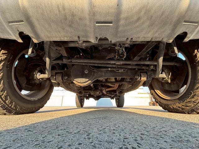 ジムニー ワイルドウインド　５速ＭＴ／パートタイム４ＷＤ／ルーフレール／背面タイヤ／シートヒーター／純正１６インチアルミ／ＣＤオーディオ／ミラーウィンカー／パワステ／パワーウィンドウ／エアコン／エアバック／革巻ステアリング（17枚目）