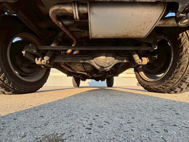 ジムニー ワイルドウインド　５速ＭＴ／パートタイム４ＷＤ／ルーフレール／背面タイヤ／シートヒーター／純正１６インチアルミ／ＣＤオーディオ／ミラーウィンカー／パワステ／パワーウィンドウ／エアコン／エアバック／革巻ステアリング（18枚目）