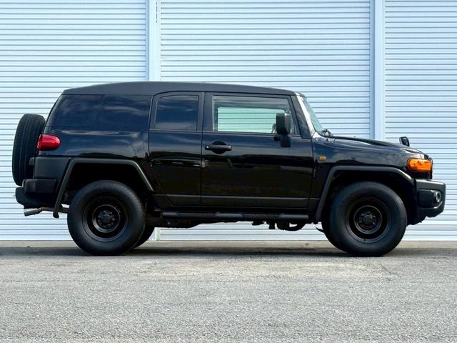 ＦＪクルーザー ブラックカラーパッケージ　ナビ／Ｂｌｕｅｔｏｏｔｈ／フルセグＴＶ／バックモニター／クルーズコントロール／コーナーセンサー／黒鉄ちんホイール／／革巻ステアリング／ステアリングリモコン／チルトステア／ＥＴＣ（2枚目）