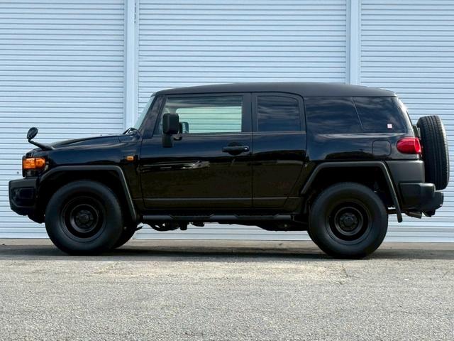 ＦＪクルーザー ブラックカラーパッケージ　ナビ／Ｂｌｕｅｔｏｏｔｈ／フルセグＴＶ／バックモニター／クルーズコントロール／コーナーセンサー／黒鉄ちんホイール／／革巻ステアリング／ステアリングリモコン／チルトステア／ＥＴＣ（3枚目）