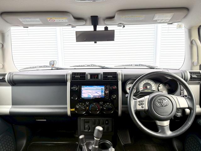 ＦＪクルーザー ブラックカラーパッケージ　ナビ／Ｂｌｕｅｔｏｏｔｈ／フルセグＴＶ／バックモニター／クルーズコントロール／コーナーセンサー／黒鉄ちんホイール／／革巻ステアリング／ステアリングリモコン／チルトステア／ＥＴＣ（5枚目）