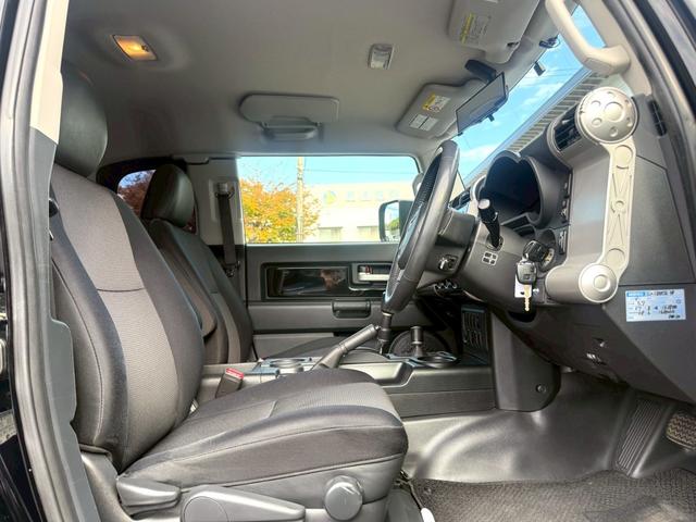 ＦＪクルーザー ブラックカラーパッケージ　ナビ／Ｂｌｕｅｔｏｏｔｈ／フルセグＴＶ／バックモニター／クルーズコントロール／コーナーセンサー／黒鉄ちんホイール／／革巻ステアリング／ステアリングリモコン／チルトステア／ＥＴＣ（6枚目）