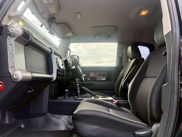 ＦＪクルーザー ブラックカラーパッケージ　ナビ／Ｂｌｕｅｔｏｏｔｈ／フルセグＴＶ／バックモニター／クルーズコントロール／コーナーセンサー／黒鉄ちんホイール／／革巻ステアリング／ステアリングリモコン／チルトステア／ＥＴＣ（7枚目）