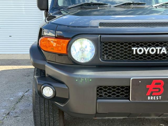 ＦＪクルーザー ブラックカラーパッケージ　ナビ／Ｂｌｕｅｔｏｏｔｈ／フルセグＴＶ／バックモニター／クルーズコントロール／コーナーセンサー／黒鉄ちんホイール／／革巻ステアリング／ステアリングリモコン／チルトステア／ＥＴＣ（29枚目）