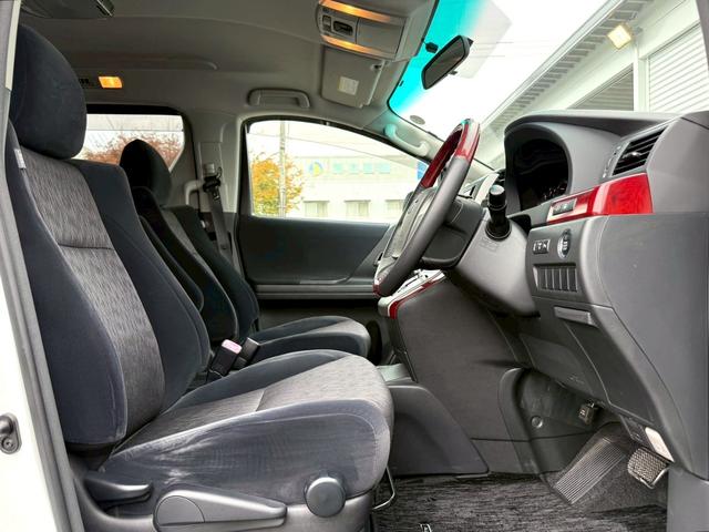 アルファード ２４０Ｓ　ＡＬＰＩＮＥナビ／Ｂｌｕｅｔｏｏｔｈ／フルセグＴＶ／ＡＬＰＩＮＥフリップダウンモニター／両側電動スライドドア／ＥＴＣ／純正１８インチ／革巻ウッドコンビステア／ステアリングリモコン／コーナーセンサー（6枚目）