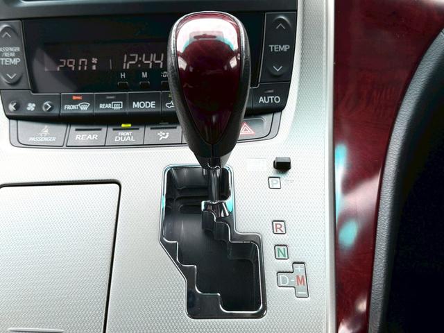 アルファード ２４０Ｓ　ＡＬＰＩＮＥナビ／Ｂｌｕｅｔｏｏｔｈ／フルセグＴＶ／ＡＬＰＩＮＥフリップダウンモニター／両側電動スライドドア／ＥＴＣ／純正１８インチ／革巻ウッドコンビステア／ステアリングリモコン／コーナーセンサー（22枚目）
