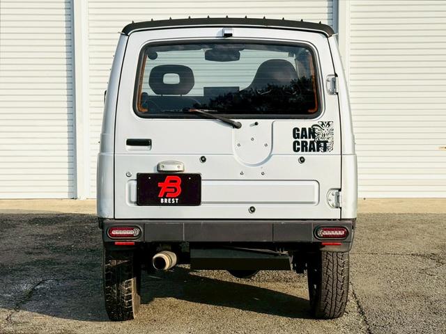 ジムニー ワイルドウインド　５速ＭＴ／パートタイム４ＷＤ／ＮＡＲＤＩ革巻ハンドル／ディスプレイオーディオ／Ｂｌｕｅｔｏｏｔｈ／ＣａｒＰｌａｙ／Ａｎｄｒｏｉｄ　Ａｕｔｏ　／バック・サイド・フロントモニター／ＪＡ２２Ｗ（4枚目）