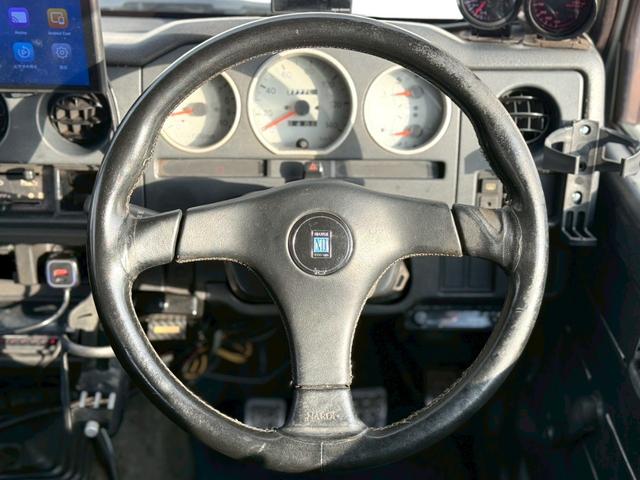 ジムニー ワイルドウインド　５速ＭＴ／パートタイム４ＷＤ／ＮＡＲＤＩ革巻ハンドル／ディスプレイオーディオ／Ｂｌｕｅｔｏｏｔｈ／ＣａｒＰｌａｙ／Ａｎｄｒｏｉｄ　Ａｕｔｏ　／バック・サイド・フロントモニター／ＪＡ２２Ｗ（18枚目）