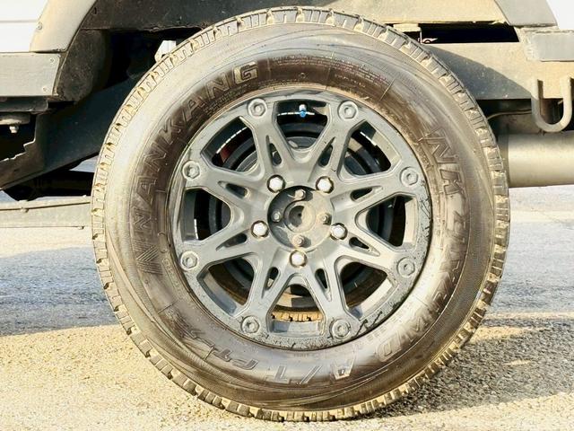 ジムニー ワイルドウインド　５速ＭＴ／パートタイム４ＷＤ／ＮＡＲＤＩ革巻ハンドル／ディスプレイオーディオ／Ｂｌｕｅｔｏｏｔｈ／ＣａｒＰｌａｙ／Ａｎｄｒｏｉｄ　Ａｕｔｏ　／バック・サイド・フロントモニター／ＪＡ２２Ｗ（23枚目）