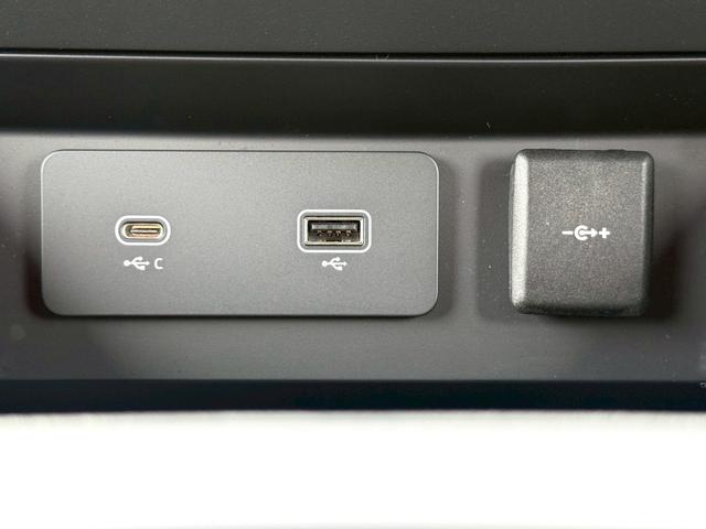 ディフェンダー 　メーカーナビ／Ｂｌｕｅｔｏｏｔｈ／サラウンドカメラシステム／ブラインドスポットモニター／デジタルインナーミラー／黒革シート／シートヒーター／ステアリングヒーター／パワーシート／クルーズコントロール（27枚目）